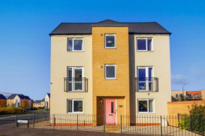Stunning 4 Bedroom 2 Bathroom House - Close to City Centre - Sleeps 8 - Free Parking, Super-Fast Wifi and Smart TVs by Yoko Property